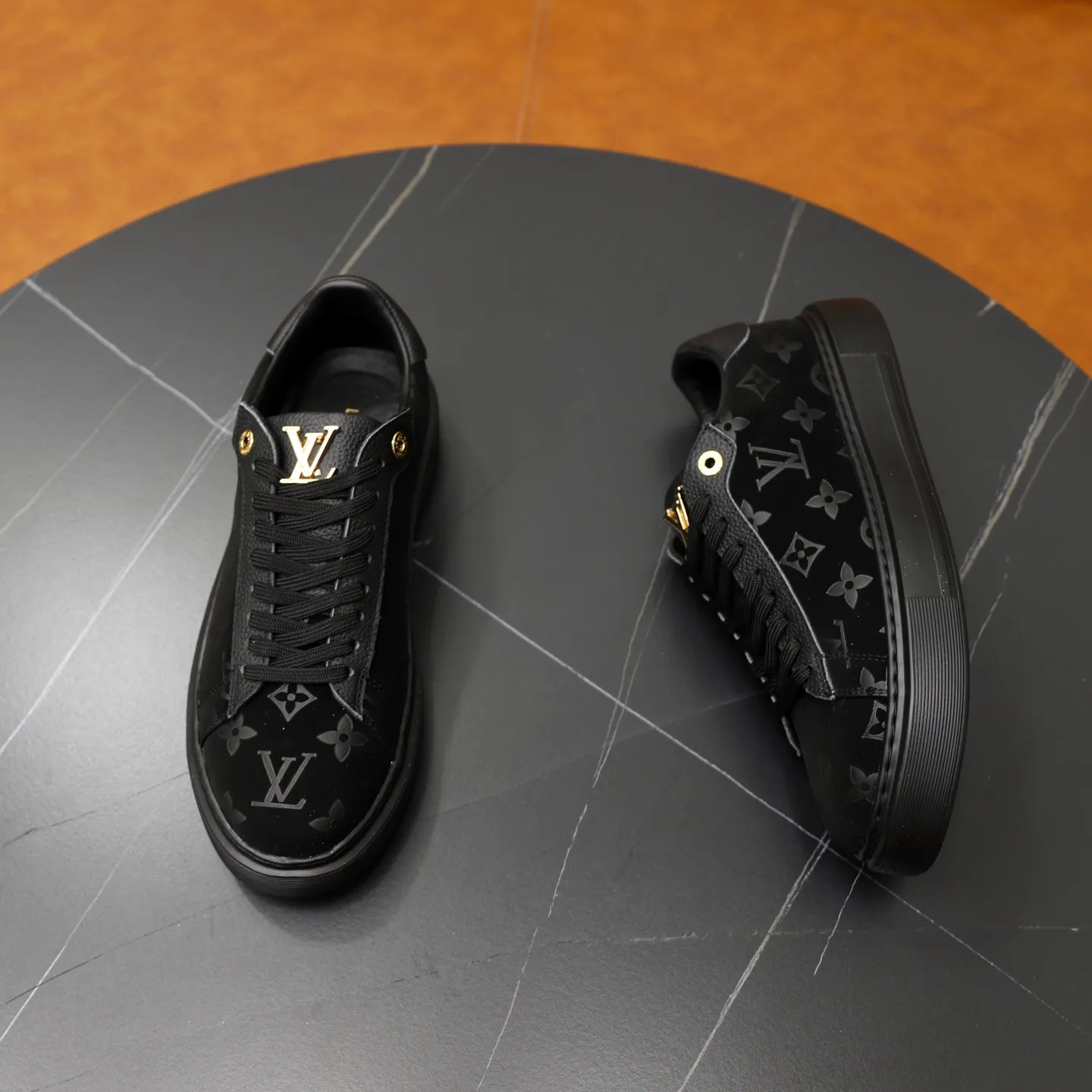 Ex-factory price: 440💰🙅‍♂️🙅‍♂️🙅‍♂️ Brand: LV Louis Vuitton Standard code: 38-44 (45 customized) Grade: Same as the official website Material: Original material splicing Comfortable and breathable lining Lightweight and wear-resistant sports outsole Style category: Men's fashion casual shoes Running sneakers Distinguished luxury brand elements Top luxury Color: actual picture color